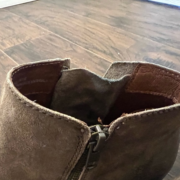 Born Bessie in Taupe Distressed - Picture 6 of 7